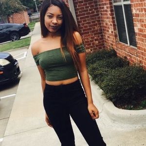 OFF THE SHOULDER TOP